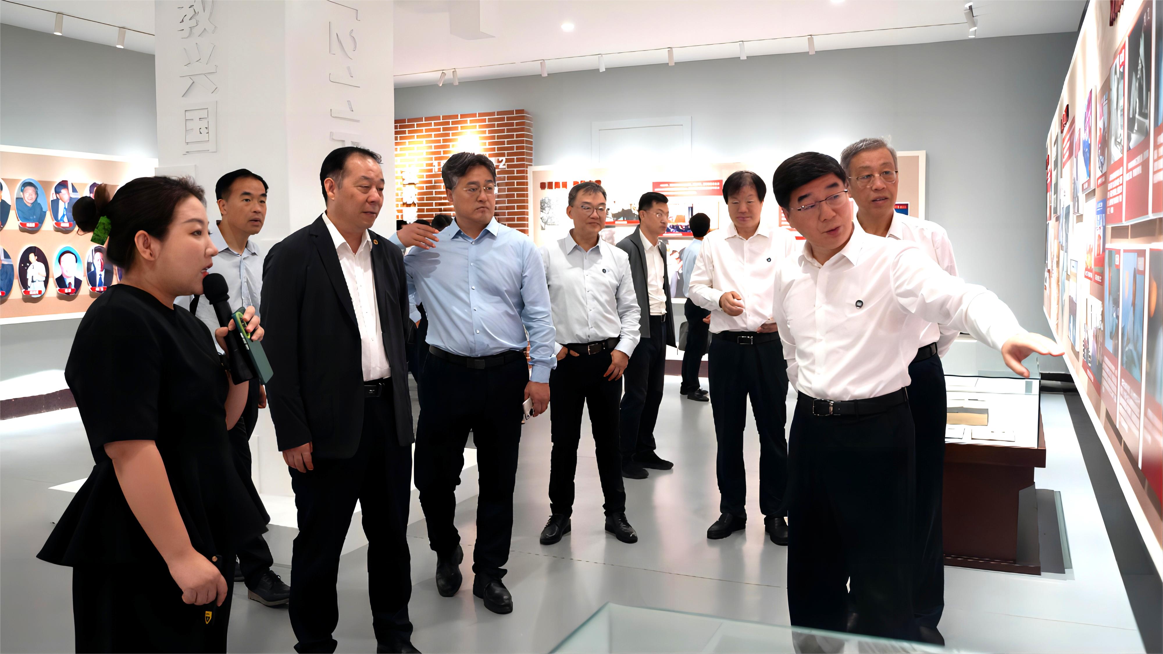 07 與會人員參觀校史博物館20240621190430.jpg