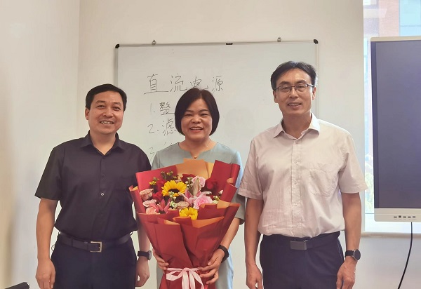 賀立軍副書記慰問電氣學院翁玲老師1.jpg