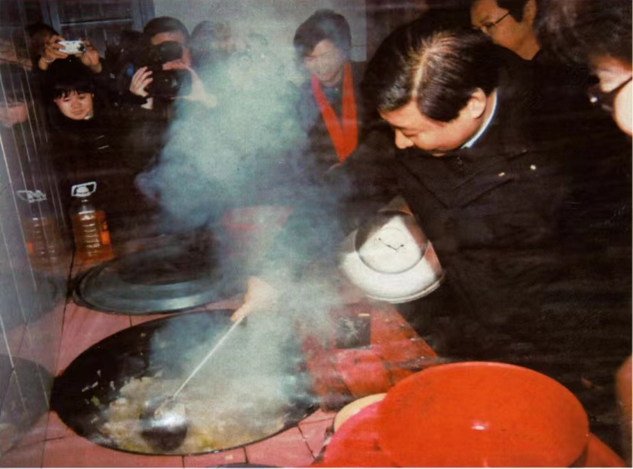 這是2007年1月，時(shí)任浙江省委書記的習(xí)近平（右一）在浙江省慶元縣屏都鎮(zhèn)敬老院為老人們炒菜。 新華社發(fā).png